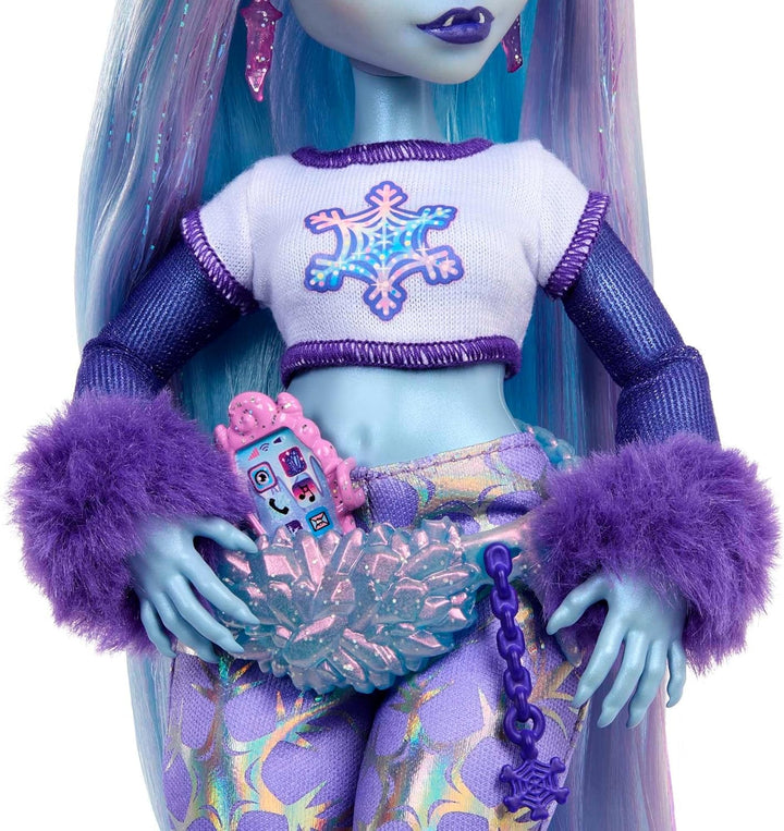 Monster High Abbey Bominable Yeti cu animal de companie Mammoth și accesorii - aspect Spook-tastic Snowflake pentru copii 4+, HNF64
