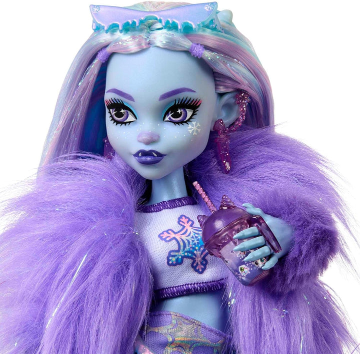 Monster High Abbey Bominable Yeti cu animal de companie Mammoth și accesorii - aspect Spook-tastic Snowflake pentru copii 4+, HNF64