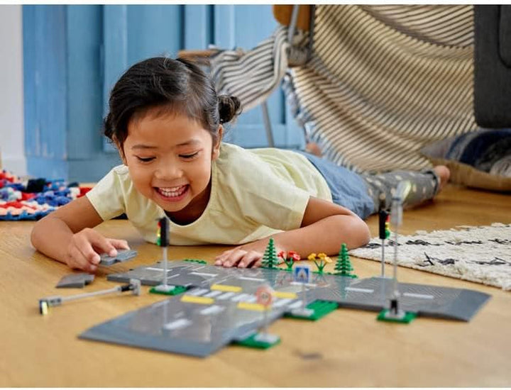 LEGO City Intersecție rutieră cu semafoare, set de construcție cu cărămizi care strălucesc în întuneric 60304