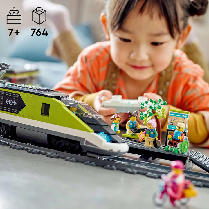 LEGO City Passenger Express Train, set cu tren controlat de la distanță, jucărie feroviară cu faruri, 2 vagoane și 24 de elemente de cale, cadou pentru copii, băieți și fete 60337