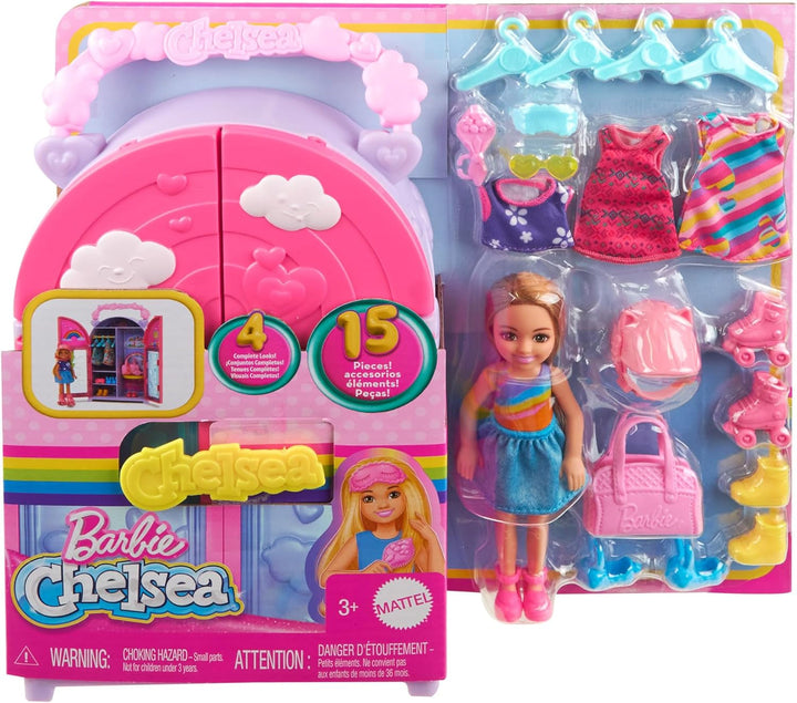 Barbie Chelsea păpușă și dulap Playset cu haine și accesorii, set de 17 piese, pliabil pentru a juca pe drum și depozitare, HXN03