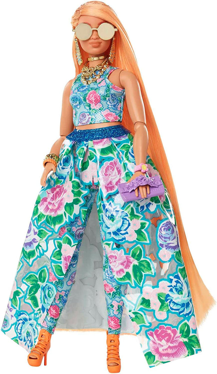 Barbie Extra Fancy, Curvy Păr lung blond cu căpșuni, costum din două piese, pisică albastră, geantă roz, ochelari de soare cu ananas, inclusiv păpușă, potrivit ca cadou, Hhn14