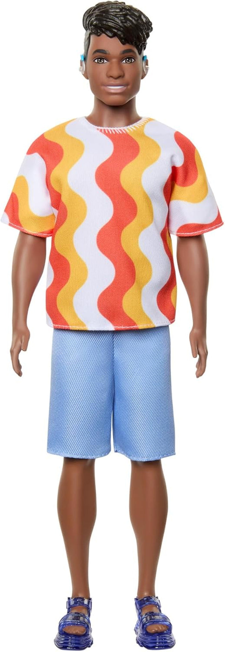 Barbie Fashionistas Ken Doll nr. 220 Cu bretele și formă largă a corpului într-o cămașă detașabilă cu model portocaliu, pantaloni scurți și sandale cu platformă, HRH23