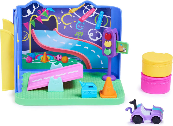 Gabby's Dollhouse Deluxe Room, cameră de joacă Purr-Ific, cameră de joacă cu mașină de jucărie Carlita, 2 piese de mobilier și 2 cutii surpriză cu accesorii, potrivită pentru copii de 3 ani și peste