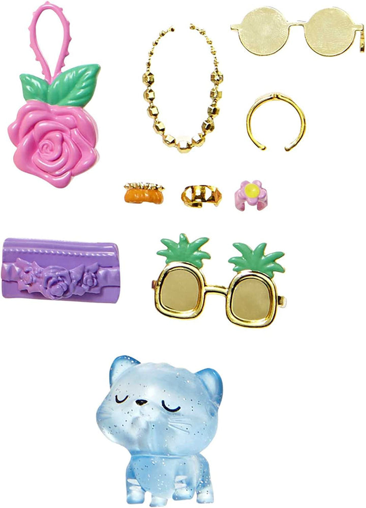 Barbie Extra Fancy, Curvy Păr lung blond cu căpșuni, costum din două piese, pisică albastră, geantă roz, ochelari de soare cu ananas, inclusiv păpușă, potrivit ca cadou, Hhn14