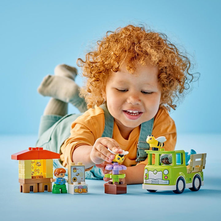 LEGO DUPLO Town Apicultură și stupi, jucărie educativă pentru copii mici cu 2 figuri și un camion mobil, set de construit și reconstruit, jucărie pentru copii mici de la 2 ani 10419