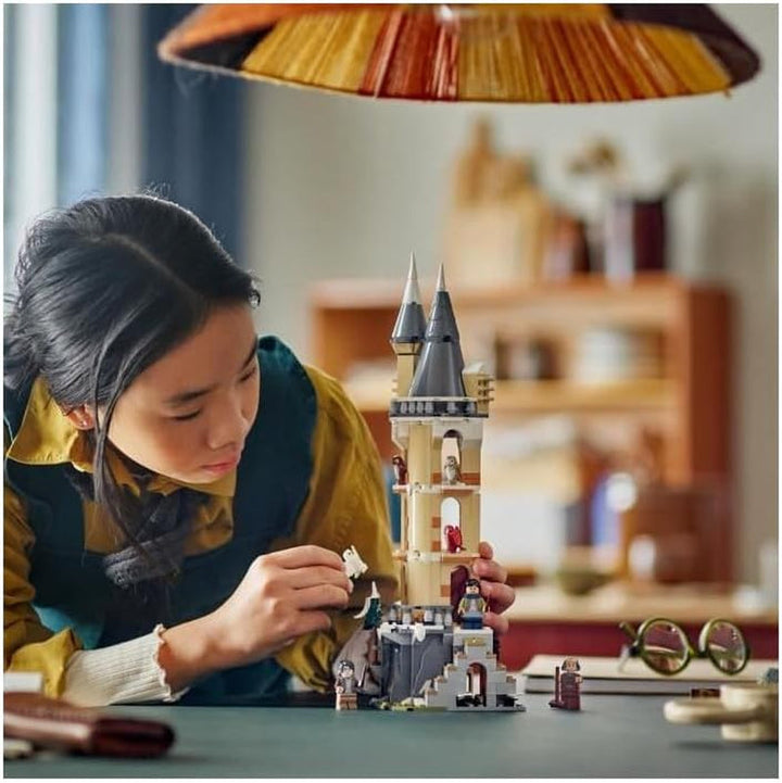 LEGO Harry Potter Owlery la Castelul Hogwarts, set de aventură cu animale de jucărie și 3 mini figurine, jucărie pentru film pentru copii, cadou pentru fete, băieți și toți fanii de la 8 ani 76430