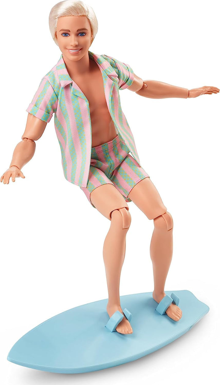 Barbie the Movie - Doll Movies Fans, Ken Doll, păpușă de colecție cu placă de surf și adidași, corp mobil, păr blond platinat, potrivită ca cadou pentru copii de la 3 ani, HPJ97