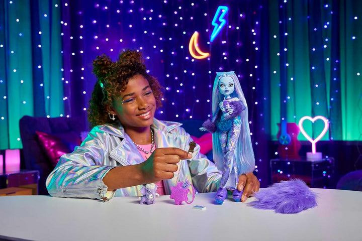 Monster High Abbey Bominable Yeti cu animal de companie Mammoth și accesorii - aspect Spook-tastic Snowflake pentru copii 4+, HNF64