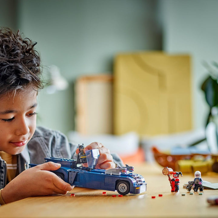 LEGO DC Batman: Batman în Batmobil vs. Harley Quinn și Mr Freeze, mașină de jucărie din seria animată pentru copii, cadou pentru băieți și fete de la 8 ani 76274