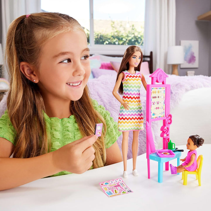 Păpușă Barbie profesoară cu păpușă de modă brunetă cu rochie cu model, 1 păpușă Toddler și accesorii pentru clasă, JCR76