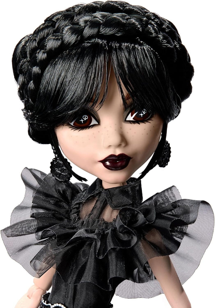 Păpușă Monster High Wednesday, figurină de colecție Rave'N Wednesday în rochie gotică neagră, inspirată de scena de dans, accesorii premium și suport pentru păpușă, HXJ03