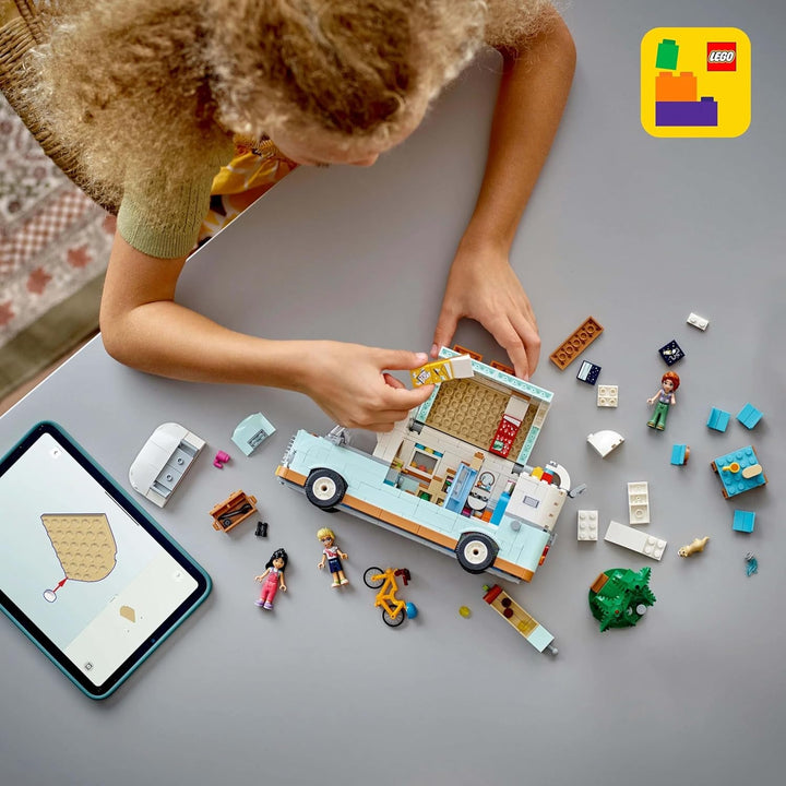 LEGO Friends Caravan, Set de construcție pentru jocuri de rol cu o rulotă de jucărie, Cadou pentru fete cu vârsta de peste 7 ani, Set de joacă creativ cu 3 minifigurine și figurină de animal dihor 42663