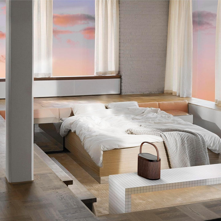 Bang & Olufsen Beosound A5 - Difuzor portabil Bluetooth 360 ° portabil și pentru acasă, cu cablu USB-C și placă de încărcare wireless Qi integrată - stejar închis