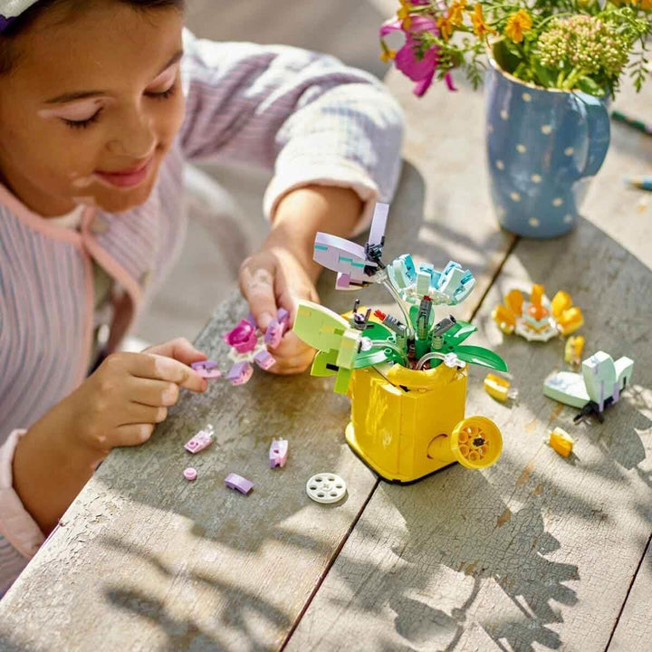 LEGO Creator 3In1 Set de stropitoare cu flori, decorare cameră copii, construiește o stropitoare cu buchet de flori, cizme de cauciuc sau 2 păsări de jucărie, cadou creativ pentru fete și băieți de la 8 ani 31149