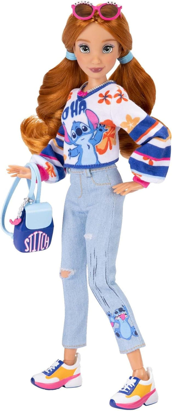 Disney ILY 4EVER Fashion Dolls Stitch cu păr roșcat 11.5" înălțime cu 13 puncte de articulare, două ținute complete Mix-And-Match și inel Mickey strălucitor pentru tine!