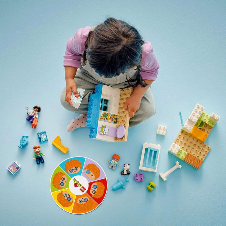 LEGO DUPLO Town Prima vizită la doctor, jucărie de construcție, set de joacă pentru a promova abilitățile motorii fine, cadou pentru copiii mici de la 2 ani, jucărie educativă, joc de rol în spital 10449