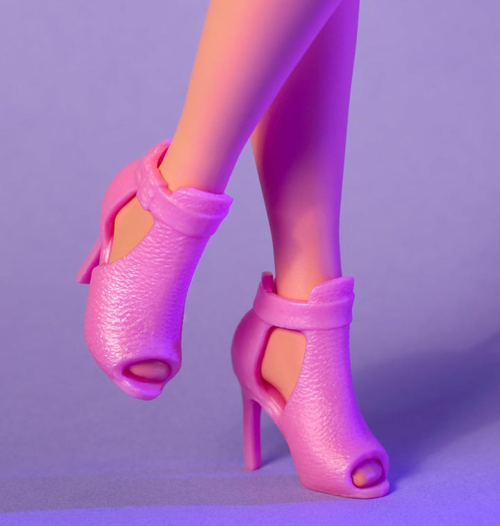 Barbie Looks Doll, figurină de colecție nr. 24 cu păr șaten și modă modernă Y2K, rochie strălucitoare fără bretele cu tocuri înalte Peep-toe, HRM16