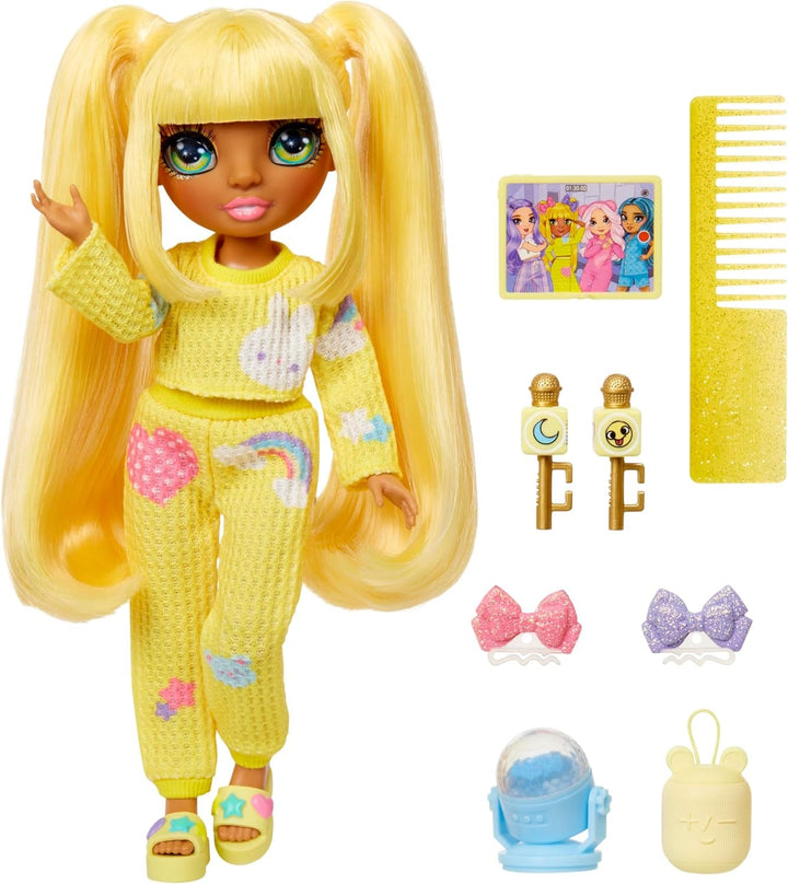 Rainbow High Junior High PJ Party - Sunny (galben) - păpușă de 22 cm cu salopetă moale, papuci și accesorii de joacă - jucărie pentru copii - ideală pentru 4-12 ani