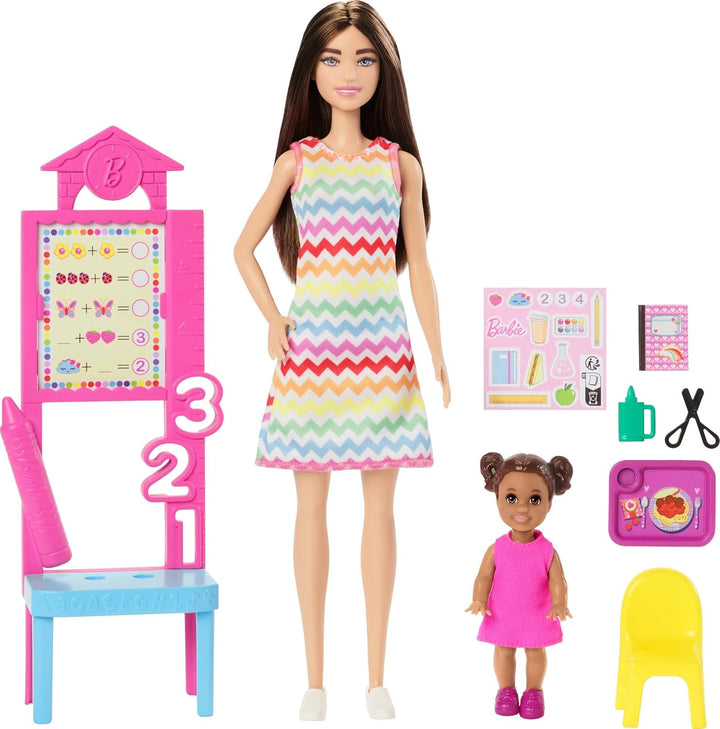 Păpușă Barbie profesoară cu păpușă de modă brunetă cu rochie cu model, 1 păpușă Toddler și accesorii pentru clasă, JCR76