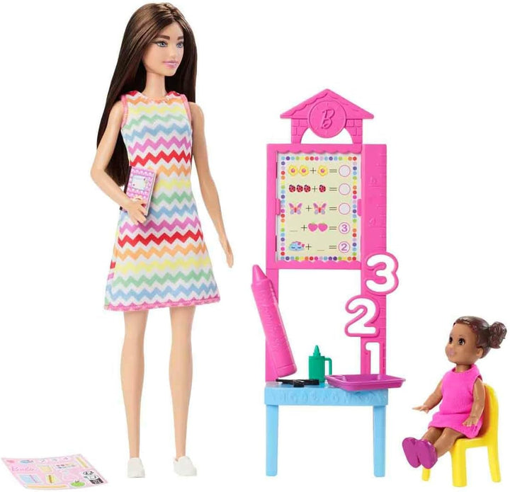 Păpușă Barbie profesoară cu păpușă de modă brunetă cu rochie cu model, 1 păpușă Toddler și accesorii pentru clasă, JCR76
