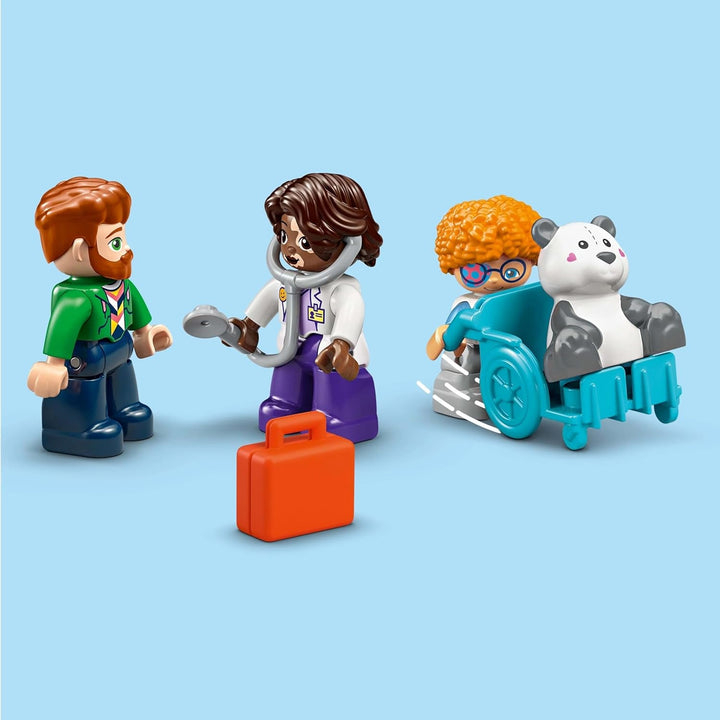 LEGO DUPLO Town Prima vizită la doctor, jucărie de construcție, set de joacă pentru a promova abilitățile motorii fine, cadou pentru copiii mici de la 2 ani, jucărie educativă, joc de rol în spital 10449