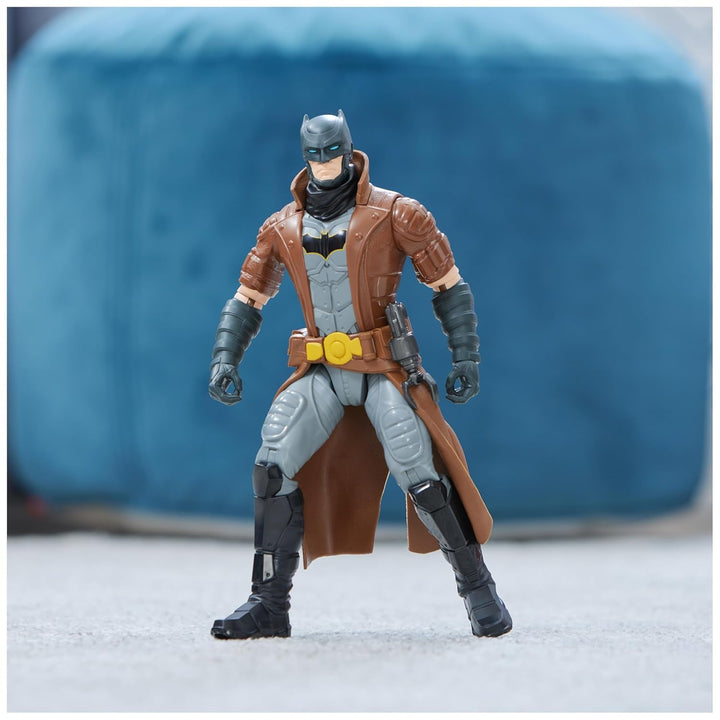 DC Comics, Batman Action Figure, 30 cm înălțime, complet mobil pentru aventuri captivante și cascadorii pline de acțiune, jucărie pentru copii de la 3 ani în sus