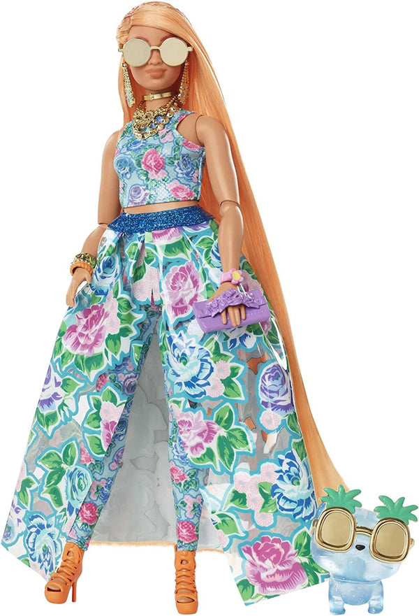 Barbie Extra Fancy, Curvy Păr lung blond cu căpșuni, costum din două piese, pisică albastră, geantă roz, ochelari de soare cu ananas, inclusiv păpușă, potrivit ca cadou, Hhn14