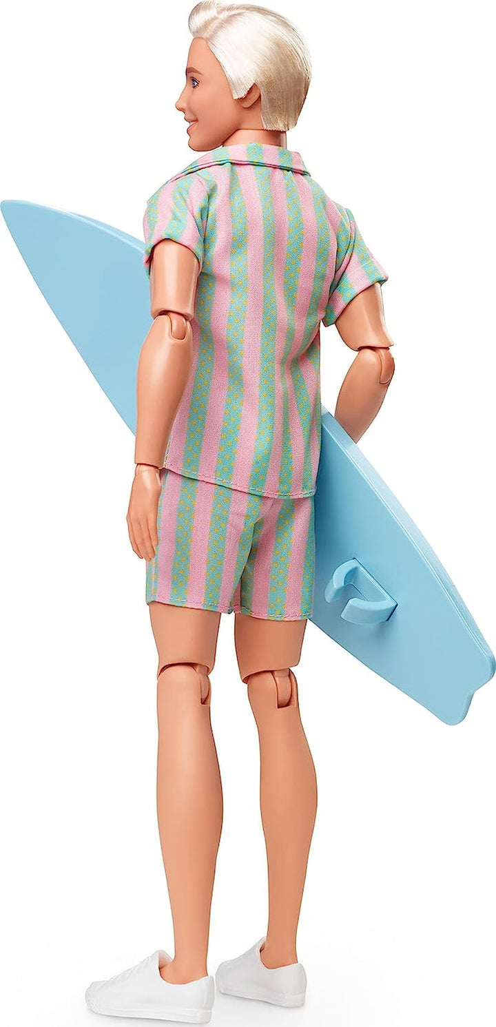 Barbie the Movie - Doll Movies Fans, Ken Doll, păpușă de colecție cu placă de surf și adidași, corp mobil, păr blond platinat, potrivită ca cadou pentru copii de la 3 ani, HPJ97