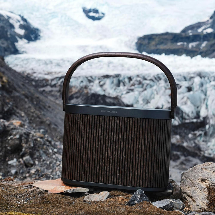Bang & Olufsen Beosound A5 - Difuzor portabil Bluetooth 360 ° portabil și pentru acasă, cu cablu USB-C și placă de încărcare wireless Qi integrată - stejar închis