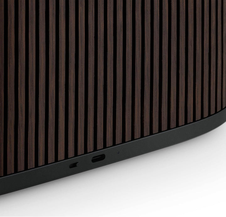 Bang & Olufsen Beosound A5 - Difuzor portabil Bluetooth 360 ° portabil și pentru acasă, cu cablu USB-C și placă de încărcare wireless Qi integrată - stejar închis