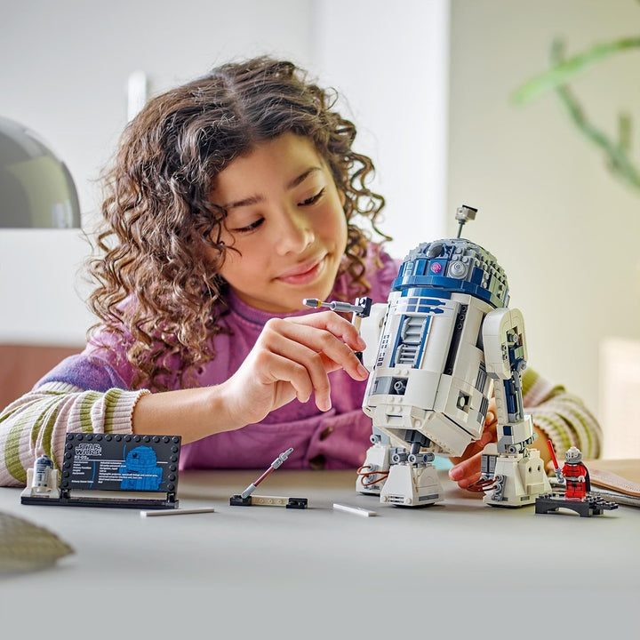 LEGO Star Wars R2-D2, set model pentru copii, băieți și fete, figurină droid construibilă cu minifigurina Darth Malek a 25-a aniversare și placă de decorare, idee de cadou de colecție 75379