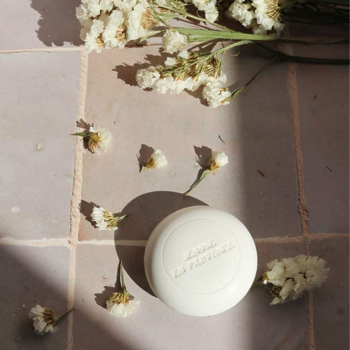 - Set cadou pentru femei – Jasmin Secret – Apă de parfum 60 ml + Cremă de mâini 75 ml + Săpun solid 100 g – Fabricat în Franța, la Grasse