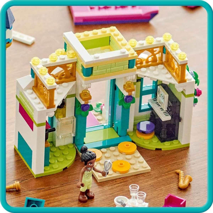 LEGO Disney Princess: Disney Princess Adventure Market, casă de jucărie cu 4 păpuși, inclusiv Cenușăreasa și Ariel, Playset cu harta comorii, cadou pentru fete și băieți de la 6 ani 43246