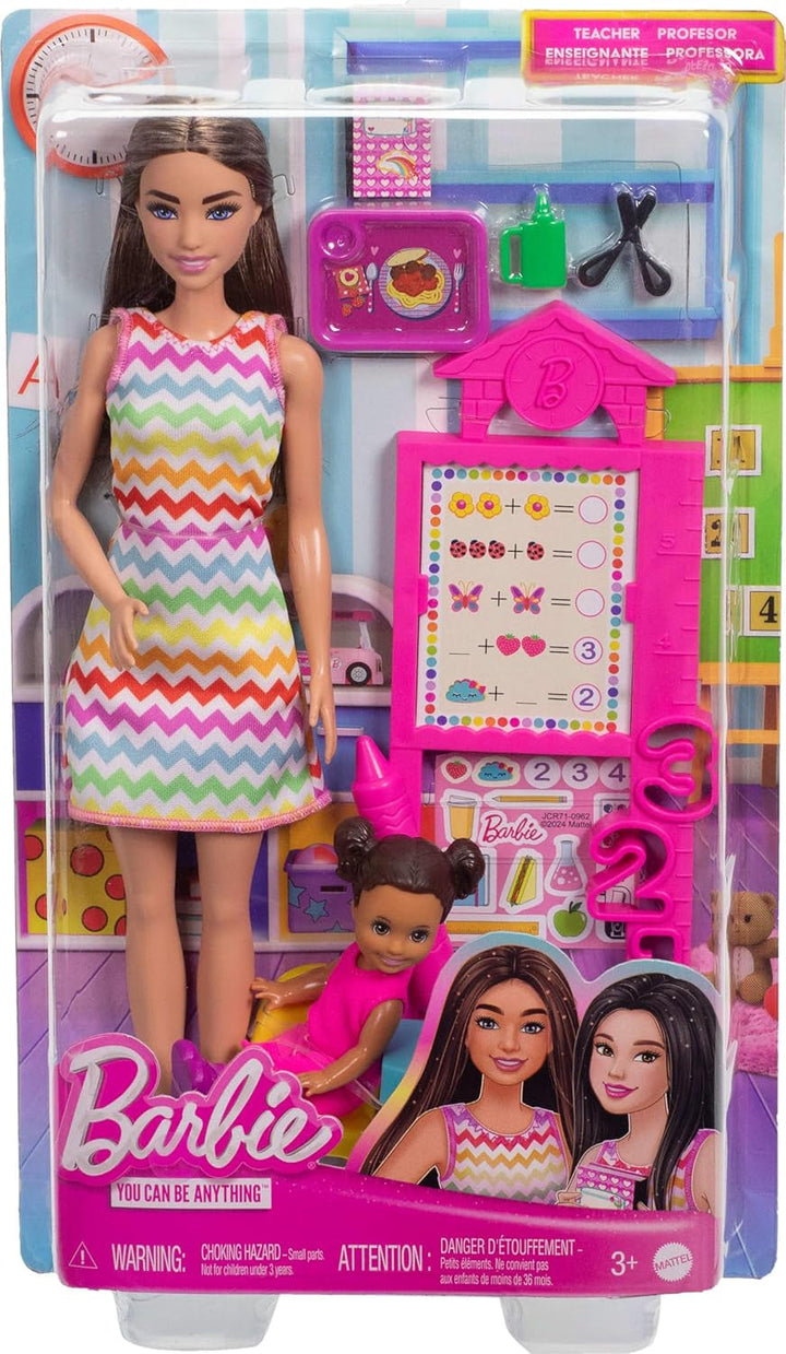 Păpușă Barbie profesoară cu păpușă de modă brunetă cu rochie cu model, 1 păpușă Toddler și accesorii pentru clasă, JCR76