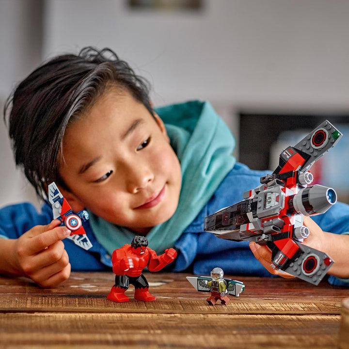 LEGO Marvel Showdown între Căpitanul America și Hulk Roșu, cadou pentru copii, set cu jet construibil, jucărie cu supereroi pentru băieți și fete de la 8 ani, jucărie de construit aventuri 76292