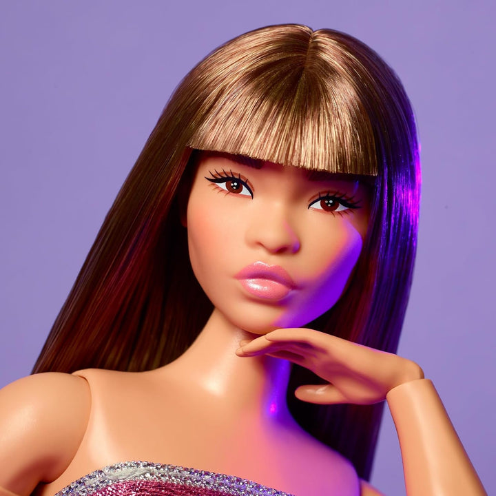 Barbie Looks Doll, figurină de colecție nr. 24 cu păr șaten și modă modernă Y2K, rochie strălucitoare fără bretele cu tocuri înalte Peep-toe, HRM16