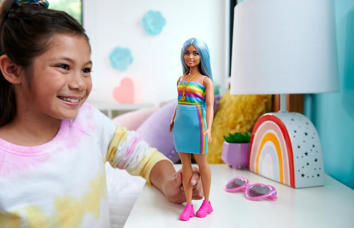 Păpușa Barbie Fashionistas nr. 218 cu păr lung albastru, top curcubeu și fustă turcoaz, păpușă de modă de colecționat cu ocazia celei de-a 65-a aniversări, HRH16