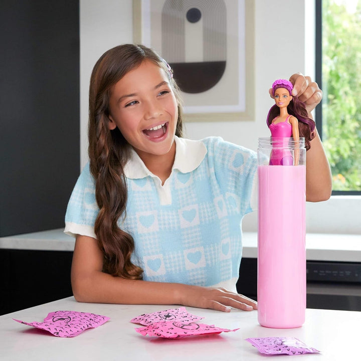 Păpușă Barbie Colour Reveal și accesorii, seria balerină, 6 surprize de desfăcut, inclusiv schimbarea culorii, inspirată de tendința principală de balet (stilurile pot varia), HRK17