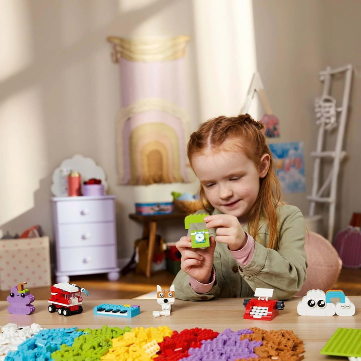 Set creativ LEGO Classic pentru construcție și joacă - set cu cărămizi colorate - construiește o casă, un câine, o mașină amuzantă, o claviatură de pian și un curcubeu - set de artizanat pentru băieți și fete de la 5 ani
