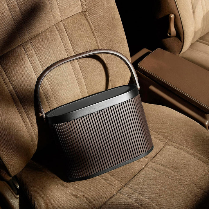 Bang & Olufsen Beosound A5 - Difuzor portabil Bluetooth 360 ° portabil și pentru acasă, cu cablu USB-C și placă de încărcare wireless Qi integrată - stejar închis
