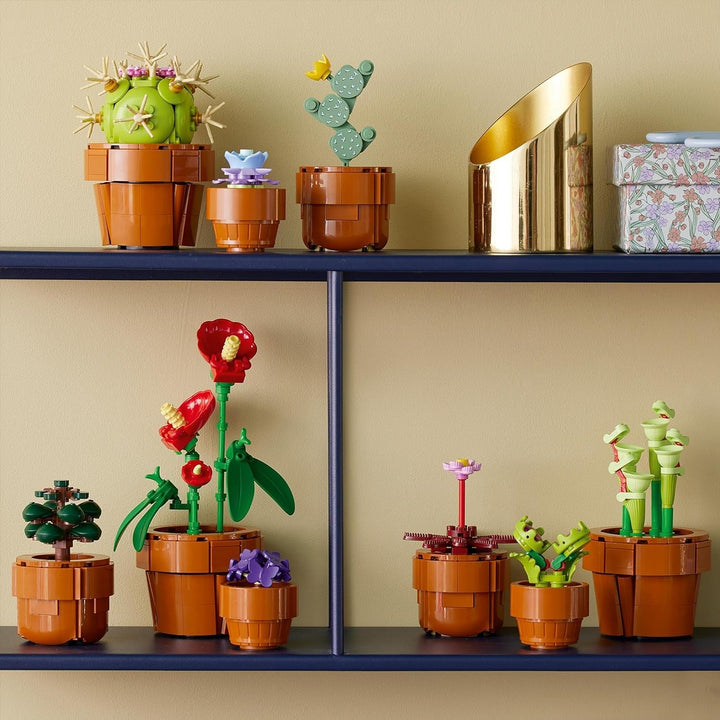 Mini plante LEGO Icons, 9 flori artificiale de construit, set de colecție botanică pentru adulți cu ghiveci de teracotă construibil, decorațiuni pentru casă, cadou pentru femei și bărbați 10329