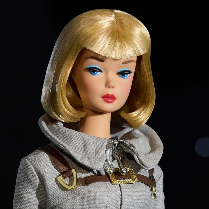 Mattel Barbie Miss Astronaut păpușă de colecție cu costum argintiu, cizme spațiale și accesoriu cască, reproducere vintage a originalului din 1965, JBJ48