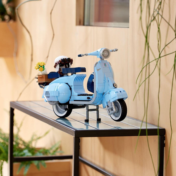 LEGO Icons Vespa 125, Model de motocicletă de construit, Scuter de epocă din Italia, Kit model pentru adulți, Piesă de afișare ca decor pentru cameră, Cadouri pentru femei și bărbați 10298