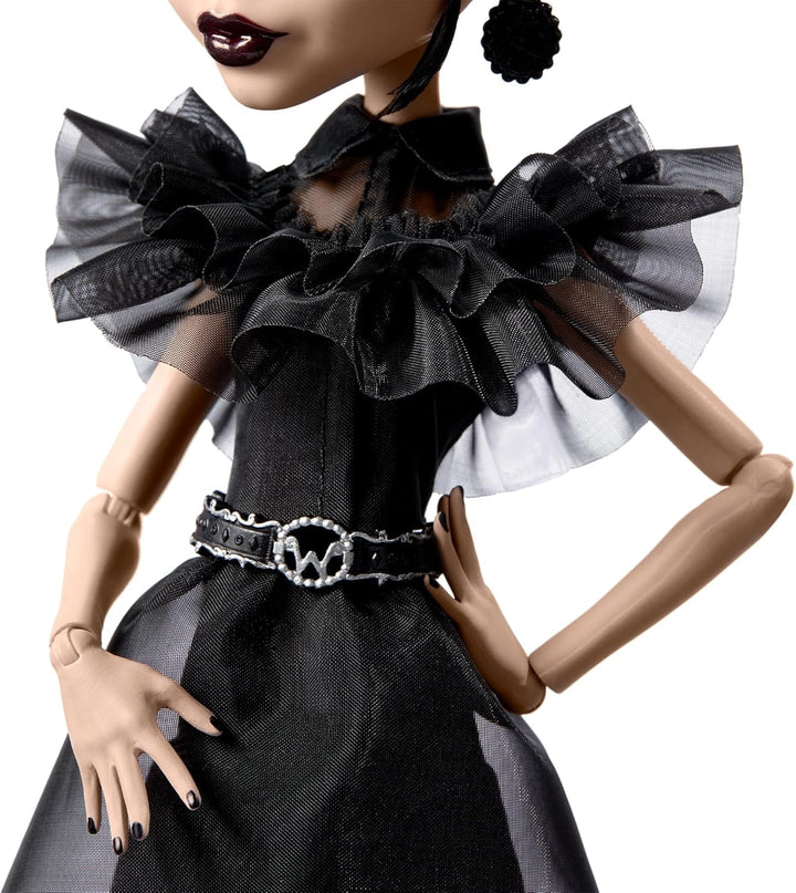 Păpușă Monster High Wednesday, figurină de colecție Rave'N Wednesday în rochie gotică neagră, inspirată de scena de dans, accesorii premium și suport pentru păpușă, HXJ03
