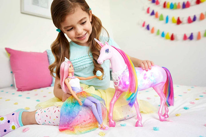 Barbie Dreamtopia Magical Magic Light Unicorn, cu 25+ lumini și sunet, incl. păpușă Barbie și unicorn, cadou pentru copii, jucărie de la 3 ani, GWM78