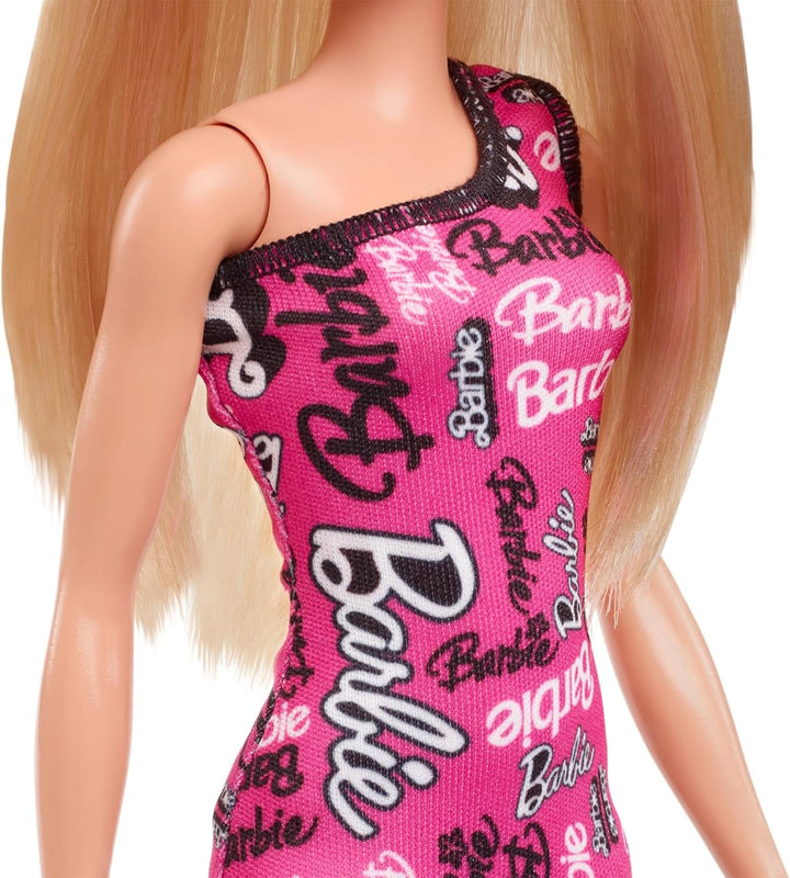 Păpușă Barbie Fashion cu păr blond drept într-o rochie extensibilă roz cu un umăr și pantofi cu logo imprimat, HRH07