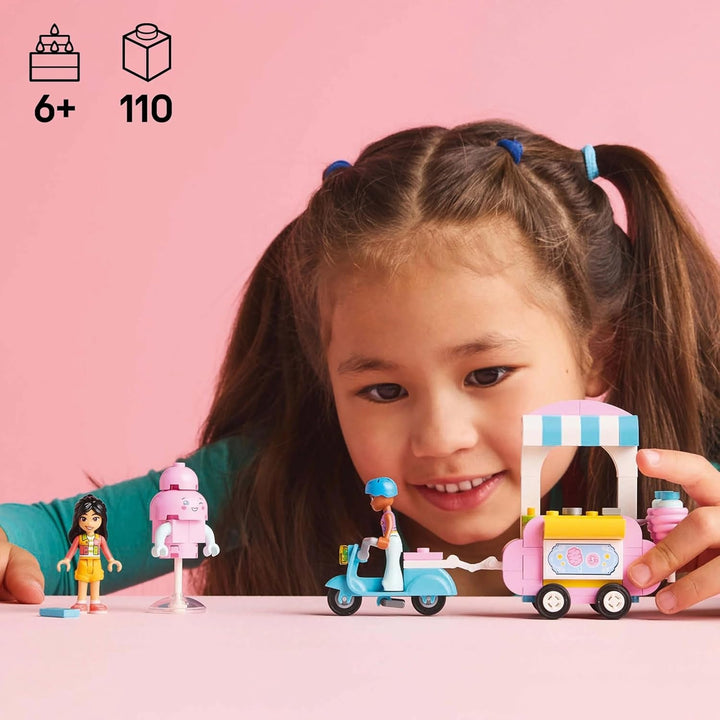 Suport pentru vată de zahăr LEGO Friends, set de joacă pentru jocuri de rol creative cu 2 minifigurine, suport mobil și accesorii, cadou pentru fete de la 6 ani, set de construcție cu mini păpuși 42643