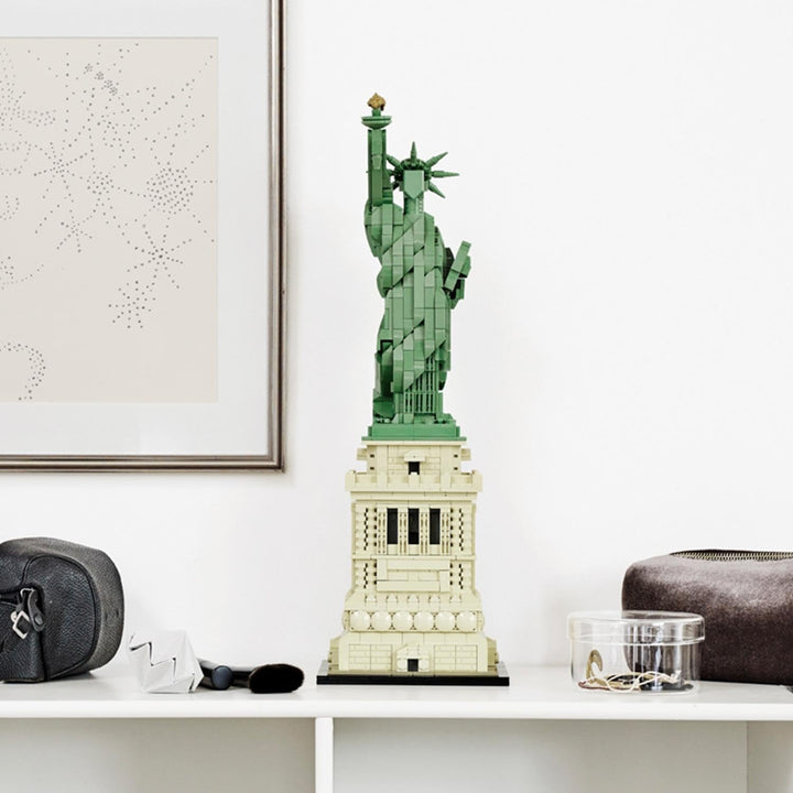 LEGO Architecture Statuia Libertății, set mare, kit model, suvenir New York, potrivit ca decor pentru casă și birou, idee de cadou pentru copii și adulți 21042