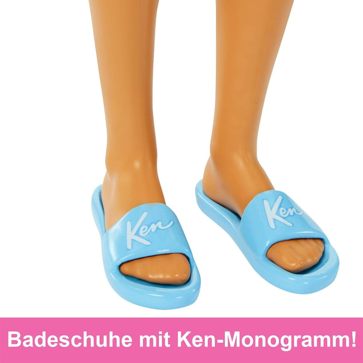 Barbie Ken - păpușă blondă cu cămașă albastră și costum de baie, accesorii de plajă și minge de plajă pentru jocuri creative, pentru copii de la 3 ani, HPL74